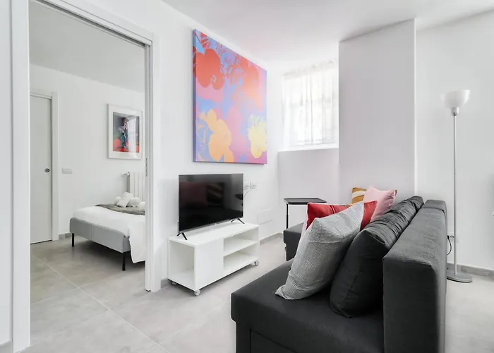 Red Cannas, Cozy Apt In City Life District