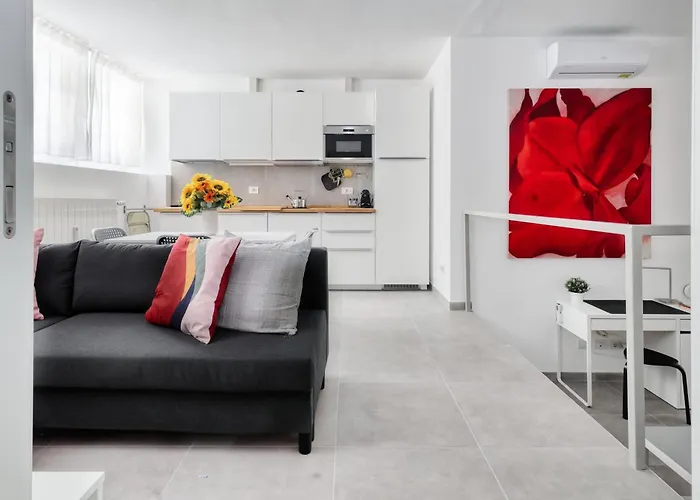 Red Cannas, Cozy Apt In City Life District